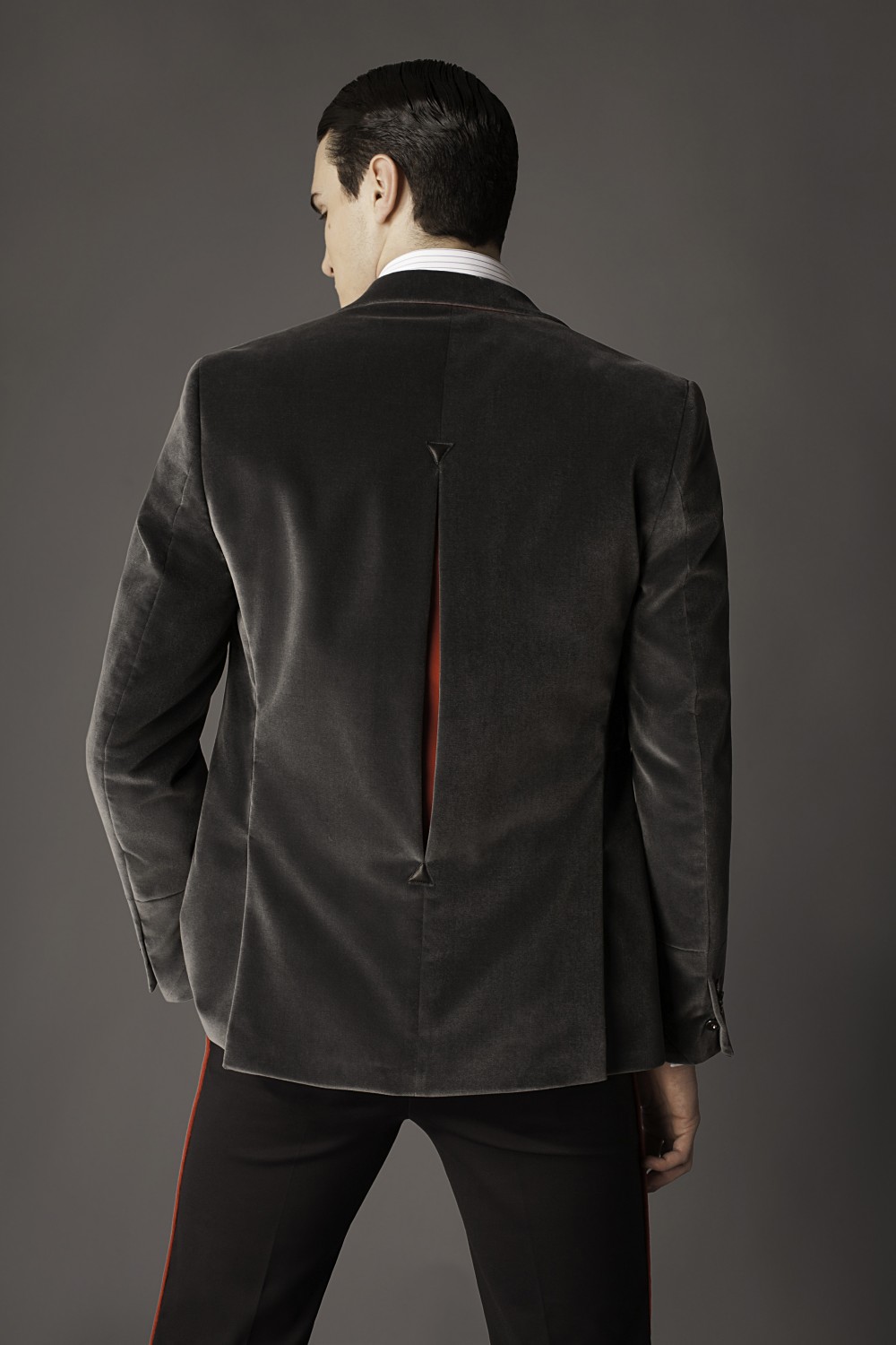 Colour: Grey - Red
Fabric: Cotton velvet - Leather
Lining: Viscose