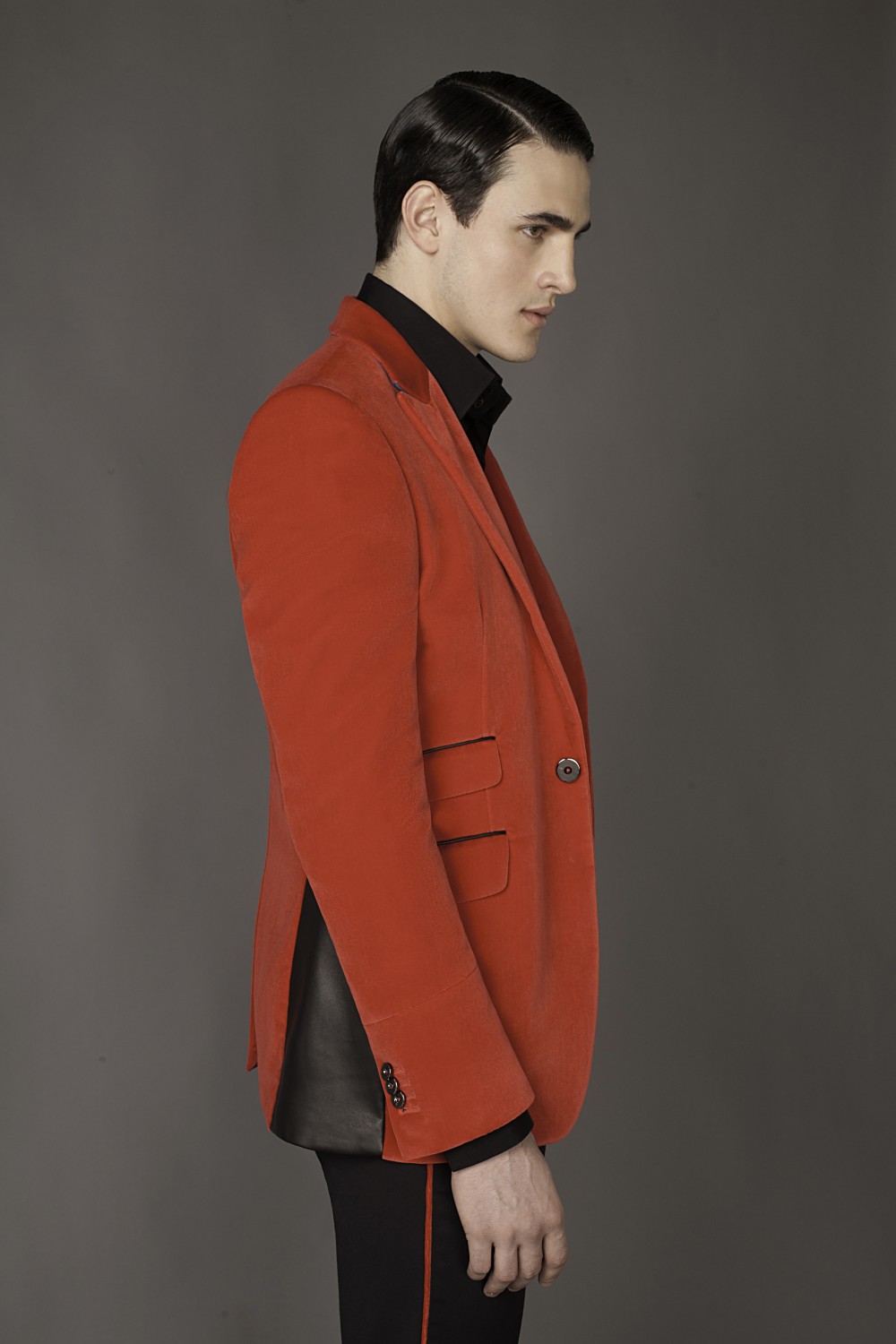 Colour: Red - Black
Fabric: Cotton velvet - Leather
Lining: Viscose