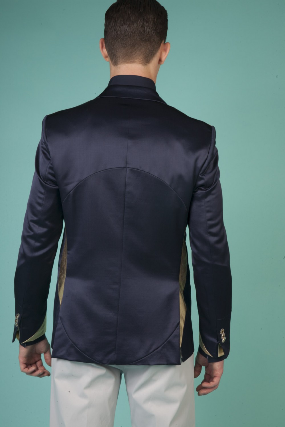 Colour: Navy blue - Gold
Fabric: Coated wool - Stretch cotton
Lining: Viscose