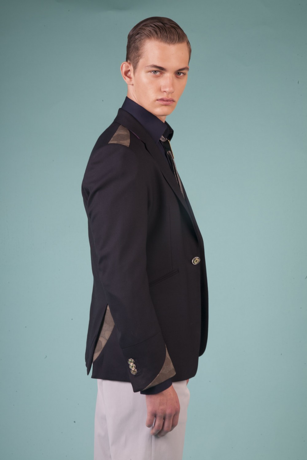 Colour: Midnight blue - Military green camouflage
Fabric: Stretch wool - Stretch cotton
Lining: Viscose