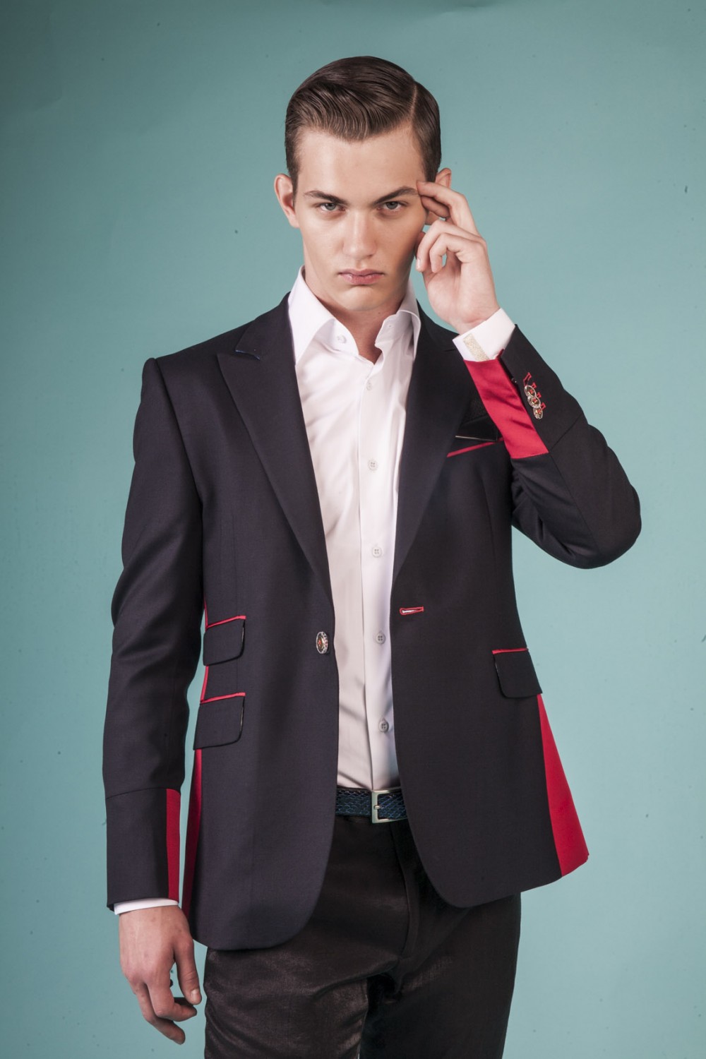 Colour: Midnight blue - Red
Fabric: Stretch wool - Silk faille
Lining: Viscose